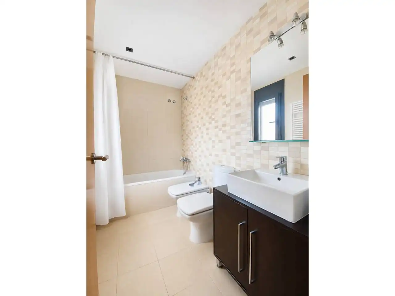 Baño de Casa adosada en venta en Sant Joan Les Fonts con Calefacción, Parquet y Terraza