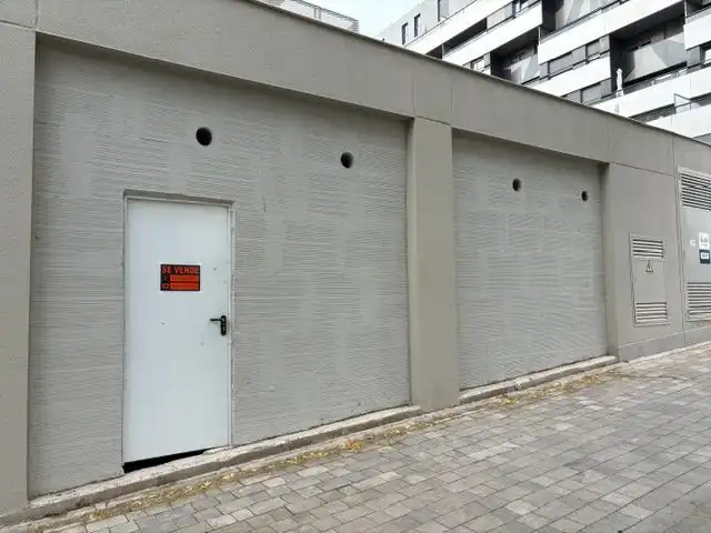 Vista exterior de Local en venda en Madrid