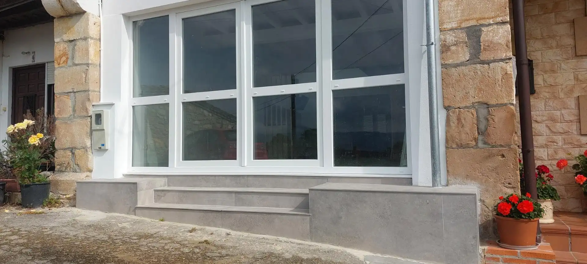 Vista exterior de Casa adosada en venda en Udías amb Calefacció