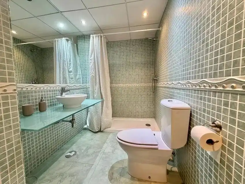 Badezimmer von Maisonette zum Verkauf in Fuengirola mit Klimaanlage, Privatgarten und Terrasse