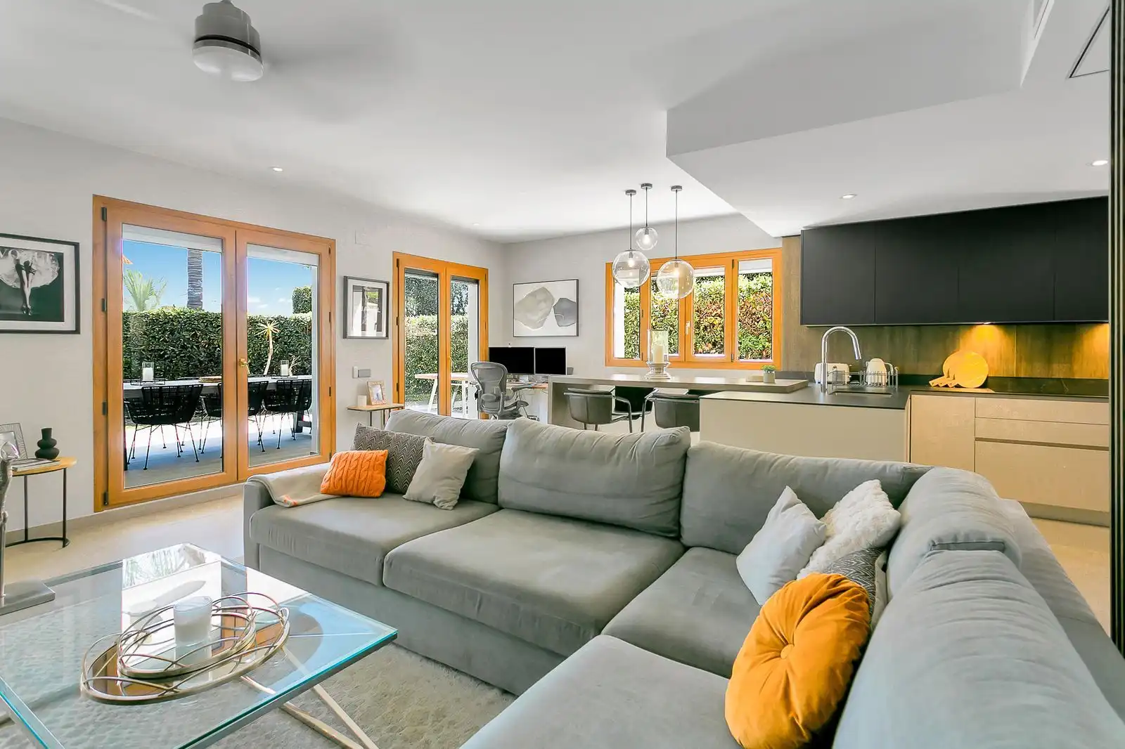 Wohnzimmer von Einfamilien-Reihenhaus zum Verkauf in Estepona mit Privatgarten, Terrasse und Möbliert