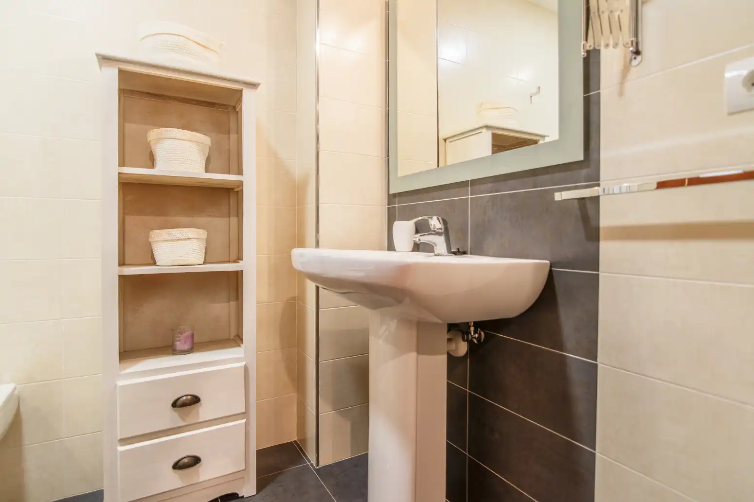 Badezimmer von Wohnung zum Verkauf in Gozón mit Heizung, Privatgarten und Abstellraum