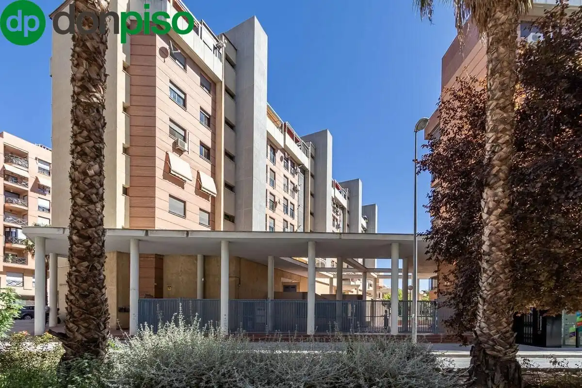 Vista exterior de Pis en venda en Granada amb Aire condicionat, Calefacció i Piscina comunitària