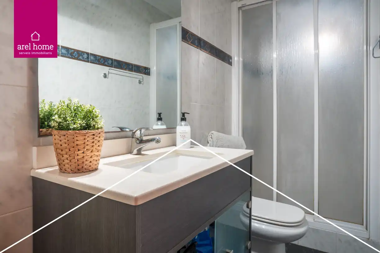 Bathroom of Flat for sale in L'Hospitalet de Llobregat  with Parquet flooring and Balcony