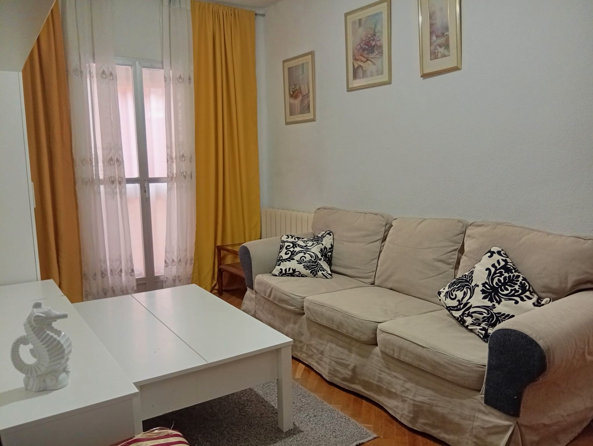 Sala de estar de Piso en venta en  Madrid Capital con Calefacción, Terraza y Amueblado