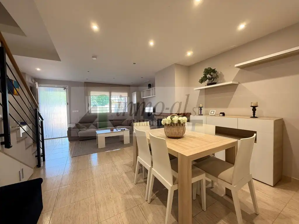 Sala d'estar de Casa o xalet en venda en Almazora / Almassora amb Aire condicionat, Terrassa i Piscina comunitària