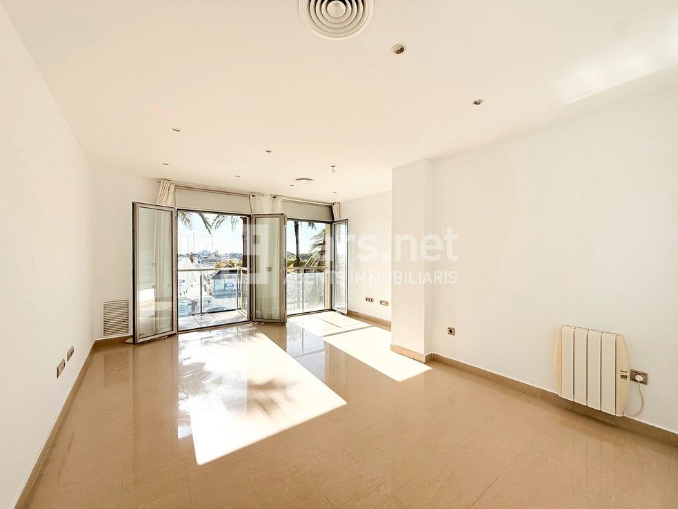 Living room of Flat for sale in Vilanova i la Geltrú  with Air Conditioner, Heating and Oven