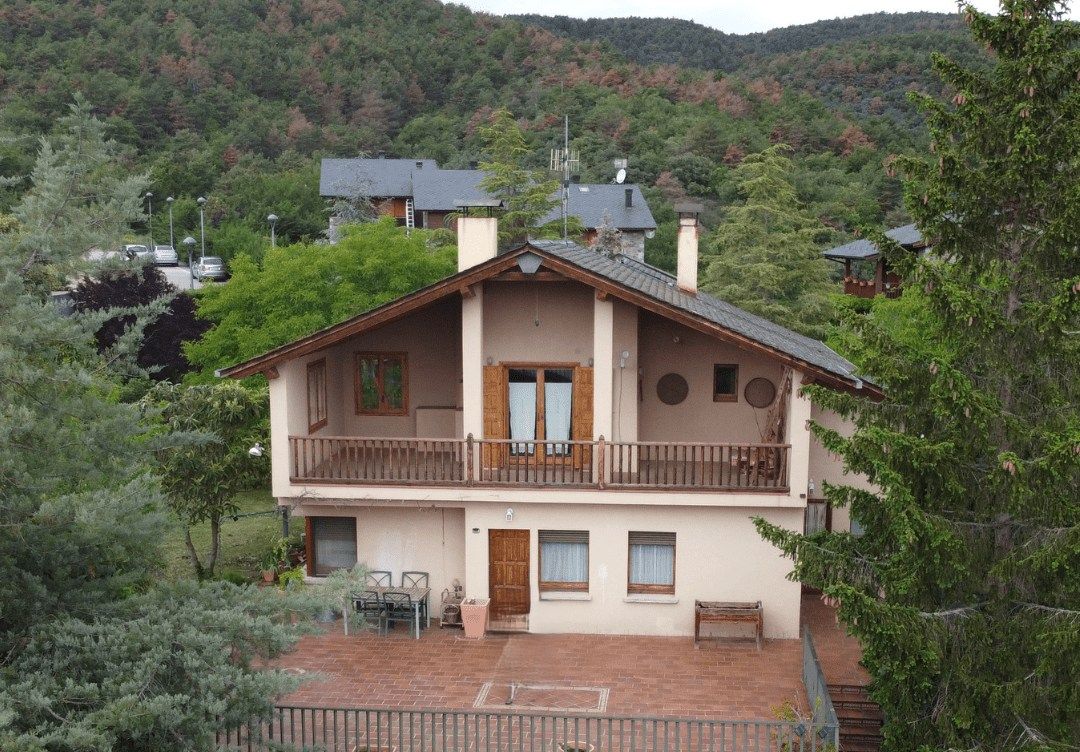 Vista exterior de Casa o xalet en venda en Montferrer i Castellbò amb Calefacció, Terrassa i Traster