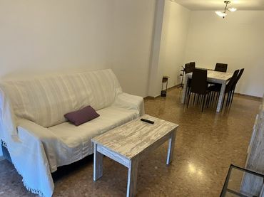 Pis amb balcó de lloguer a Carrer Violant d'Hongria 39