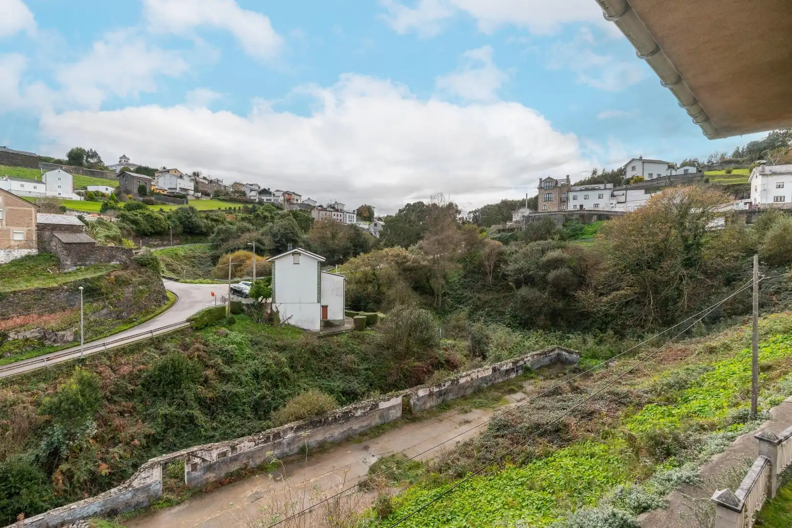 Vista exterior de Casa o xalet en venda en Coaña amb Calefacció, Jardí privat i Moblat