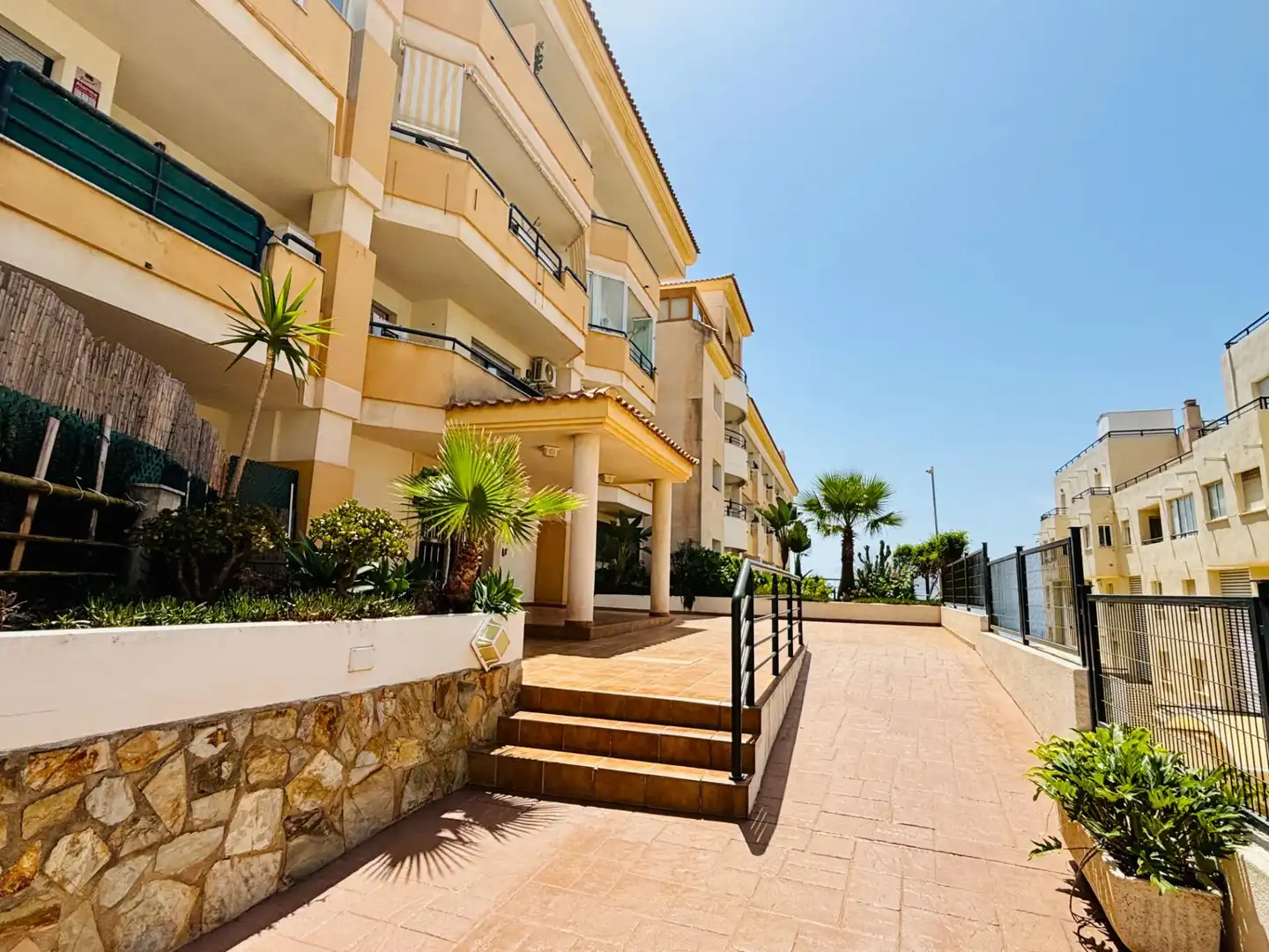 Vista exterior de Àtic en venda en Benalmádena amb Aire condicionat, Jardí privat i Terrassa