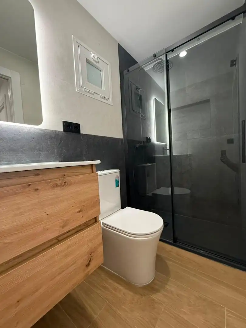 Badezimmer von Wohnung zur Miete in Linares mit Klimaanlage und Heizung