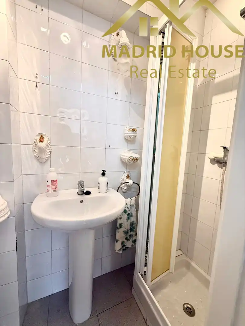 Bathroom of Flat for sale in Madrid
