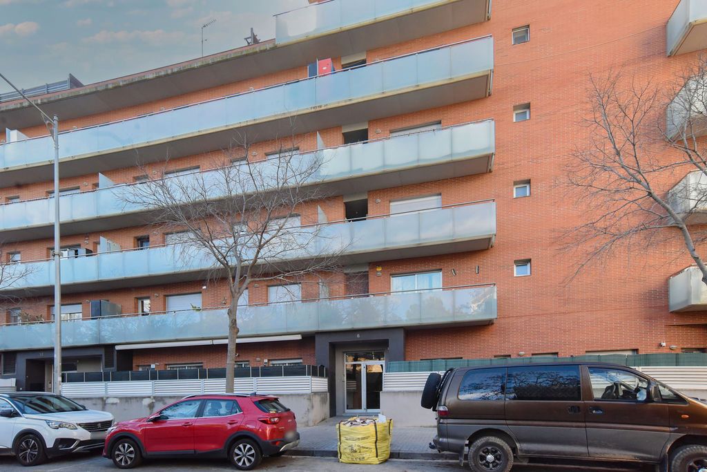 Vista exterior de Apartament en venda en Mataró amb Aire condicionat i Piscina
