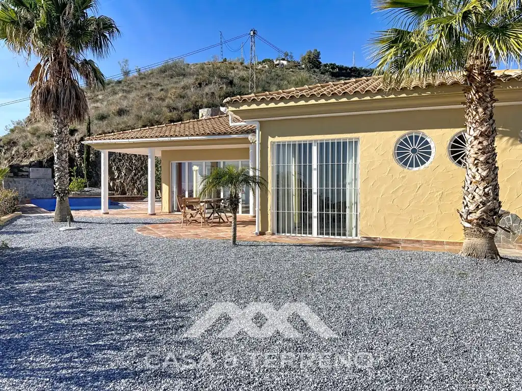 Vista exterior de Casa o xalet en venda en Algarrobo amb Jardí privat, Terrassa i Piscina