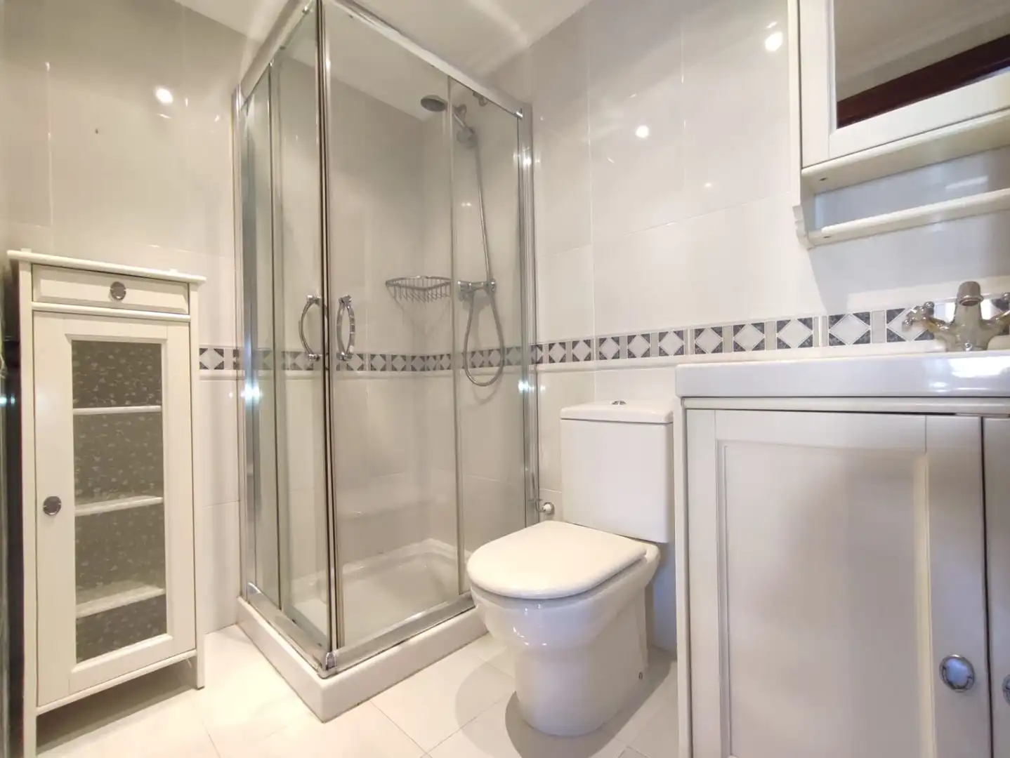 Baño de Piso de alquiler en Gijón  con Calefacción, Parquet y Terraza