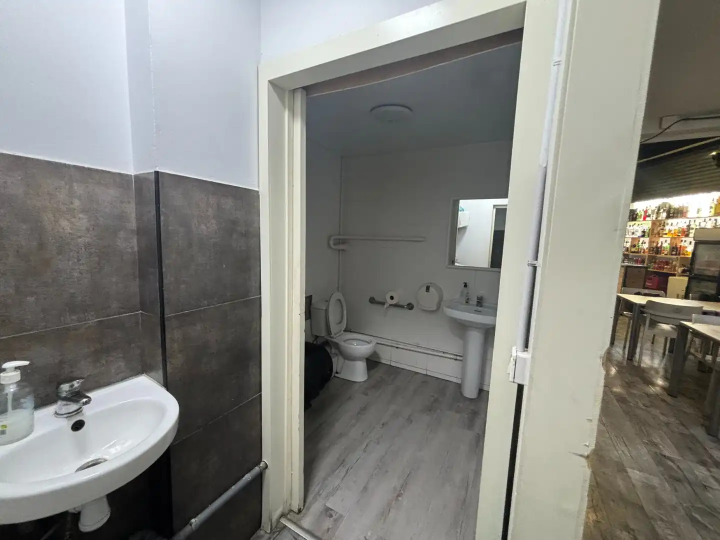Business premises for transfer in Sants - Montjuïc, imagen 13