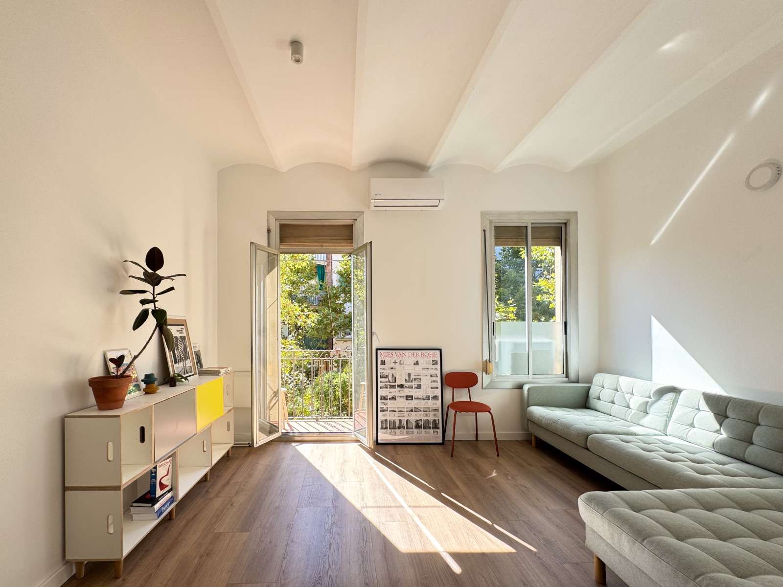 Living room of Apartment to share in  Barcelona Capital  with Air Conditioner and Terrace