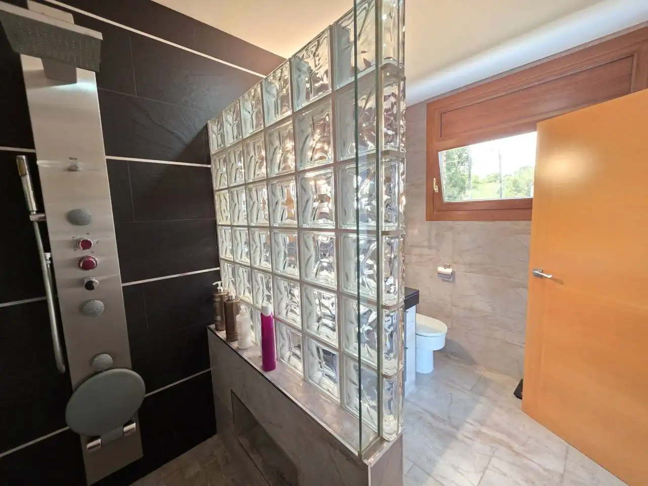 Baño de Casa o chalet en venta en Montcada i Reixac con Aire acondicionado, Calefacción y Jardín privado
