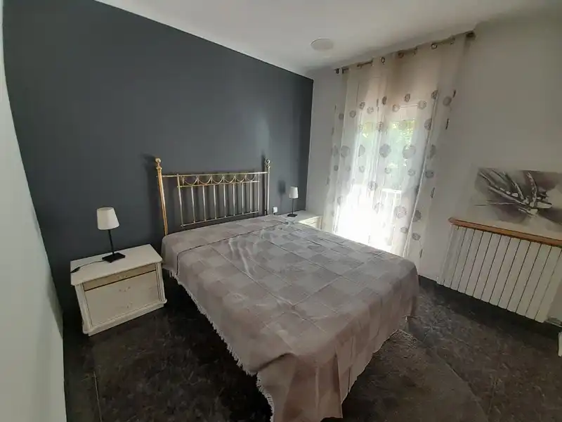 Dormitori de Casa adosada en venda en Olot amb Calefacció, Moblat i Balcó