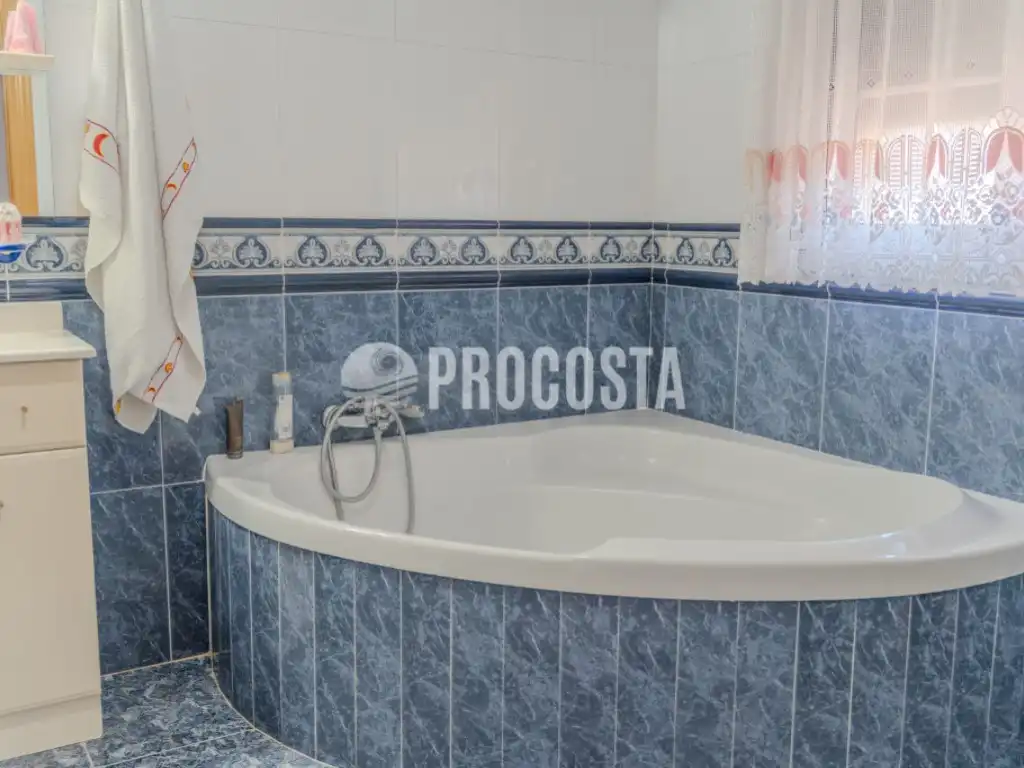 Bany de Casa o xalet en venda en Fuente Vaqueros amb Aire condicionat, Jardí privat i Terrassa