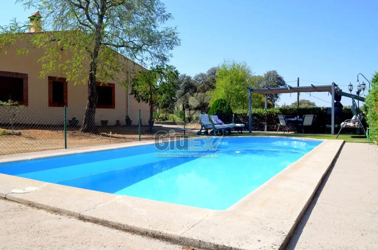 Piscina de Casa o chalet en venta en Arroyo de la Luz con Calefacción, Jardín privado y Amueblado