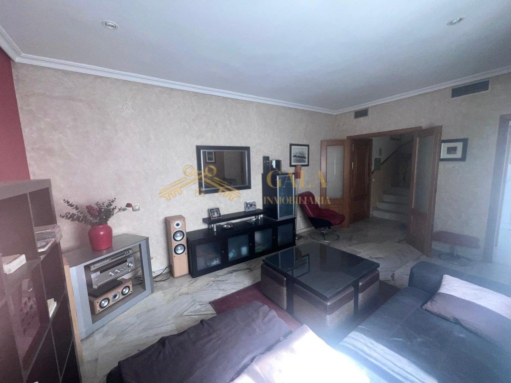 Sala d'estar de Àtic en venda en Cáceres Capital amb Terrassa, Moblat i Balcó