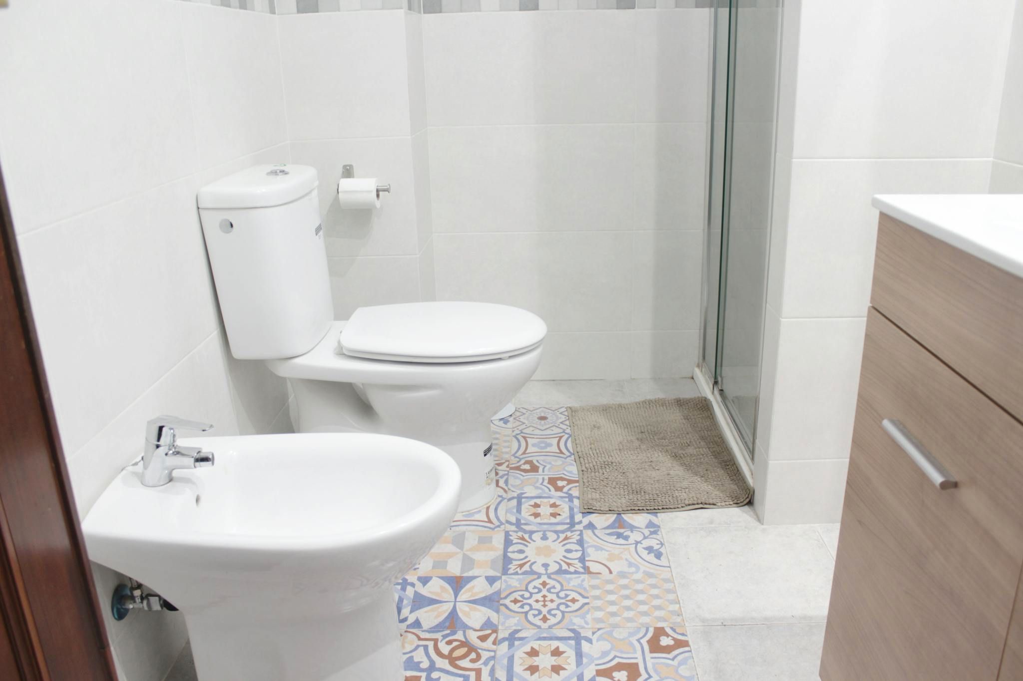 Bany de Pis per a compartir en  Sevilla Capital amb Aire condicionat, Moblat i Rentadora