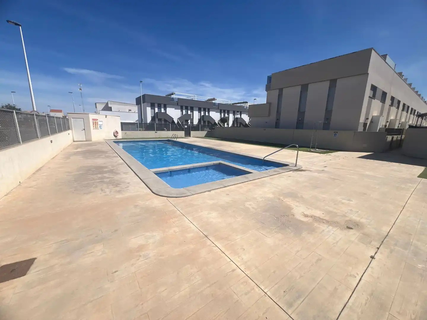 Schwimmbecken von Einfamilien-Reihenhaus zum Verkauf in San Pedro del Pinatar mit Klimaanlage, Privatgarten und Terrasse