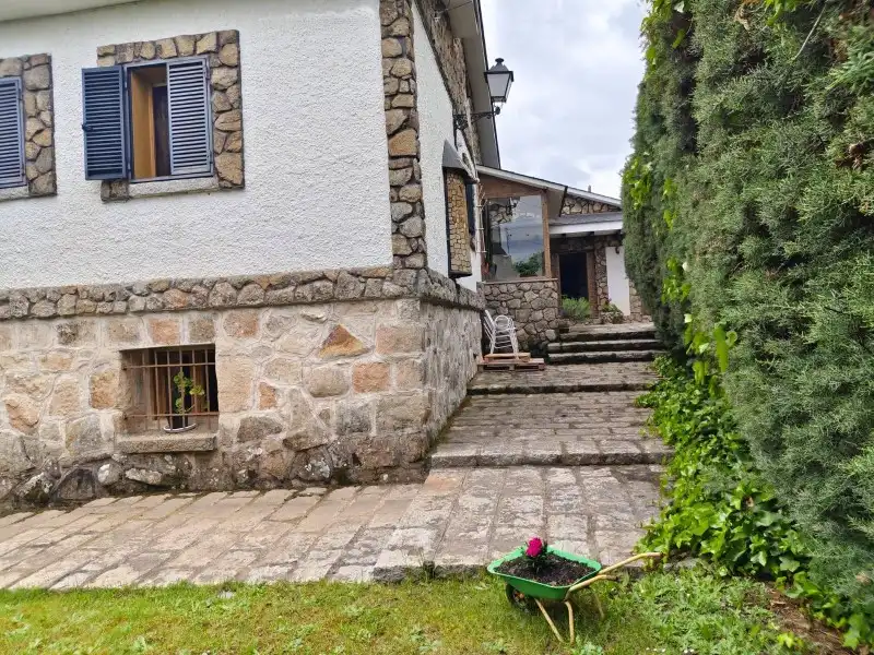 Vista exterior de Casa o chalet en venta en Bustarviejo con Calefacción, Parquet y Terraza