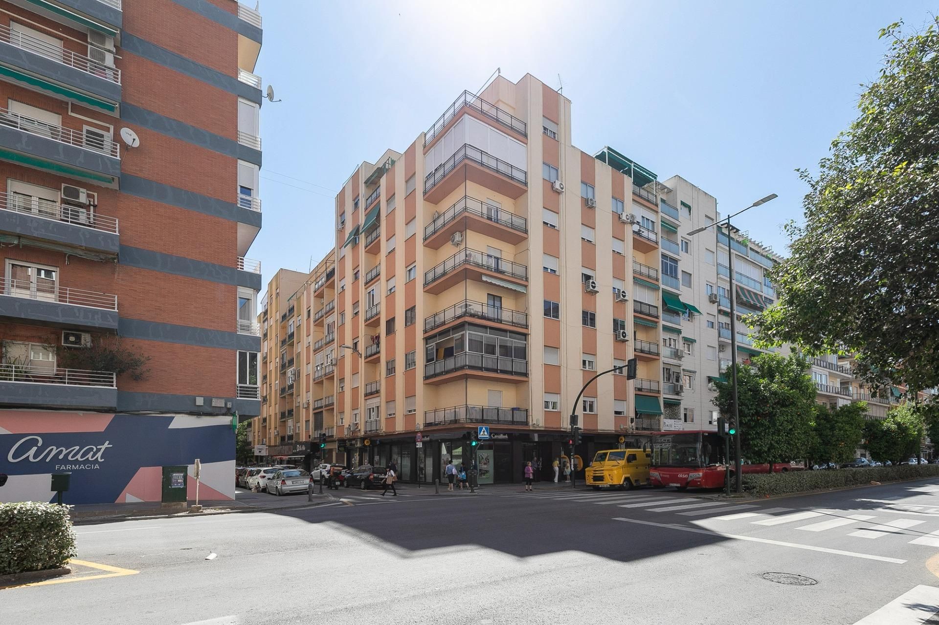 Vista exterior de Pis en venda en  Granada Capital amb Calefacció, Terrassa i Balcó