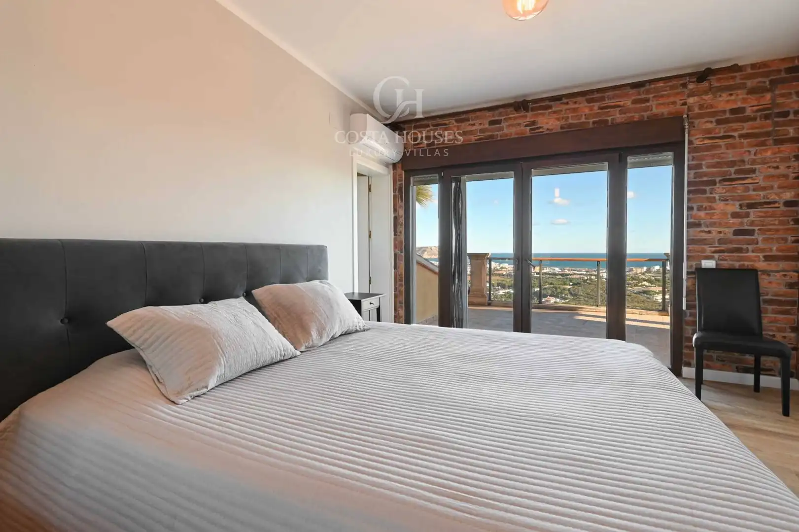 Bedroom of Houses for sale in Jávea / Xàbia  with Air Conditioner, Private garden and Parquet flooring