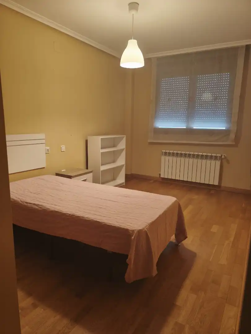 Bedroom of Flat for rent in Cuenca  with Air Conditioner, Heating and Parquet flooring