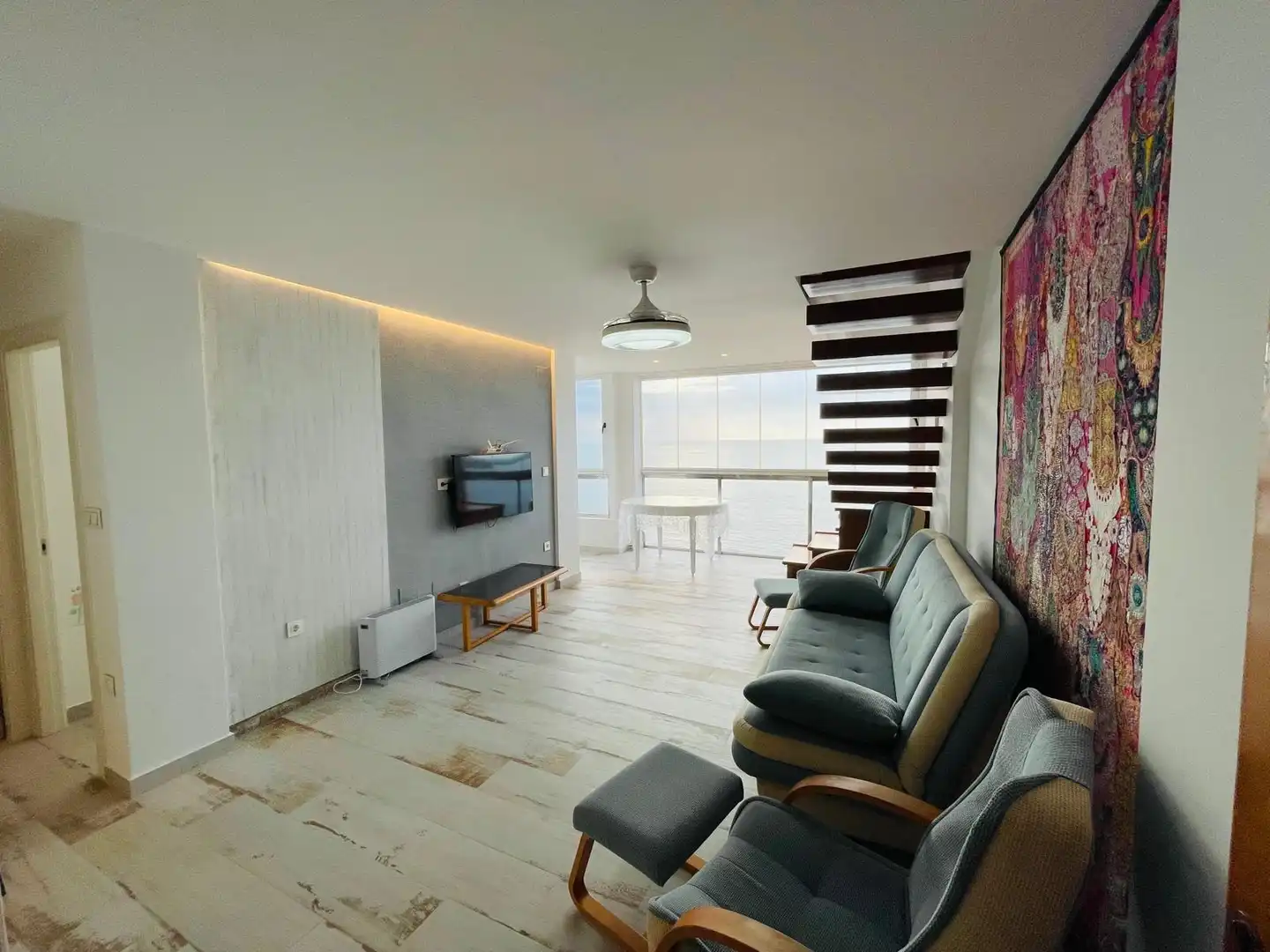 Sala d'estar de Apartament de lloguer en Torrevieja amb Calefacció, Terrassa i Piscina