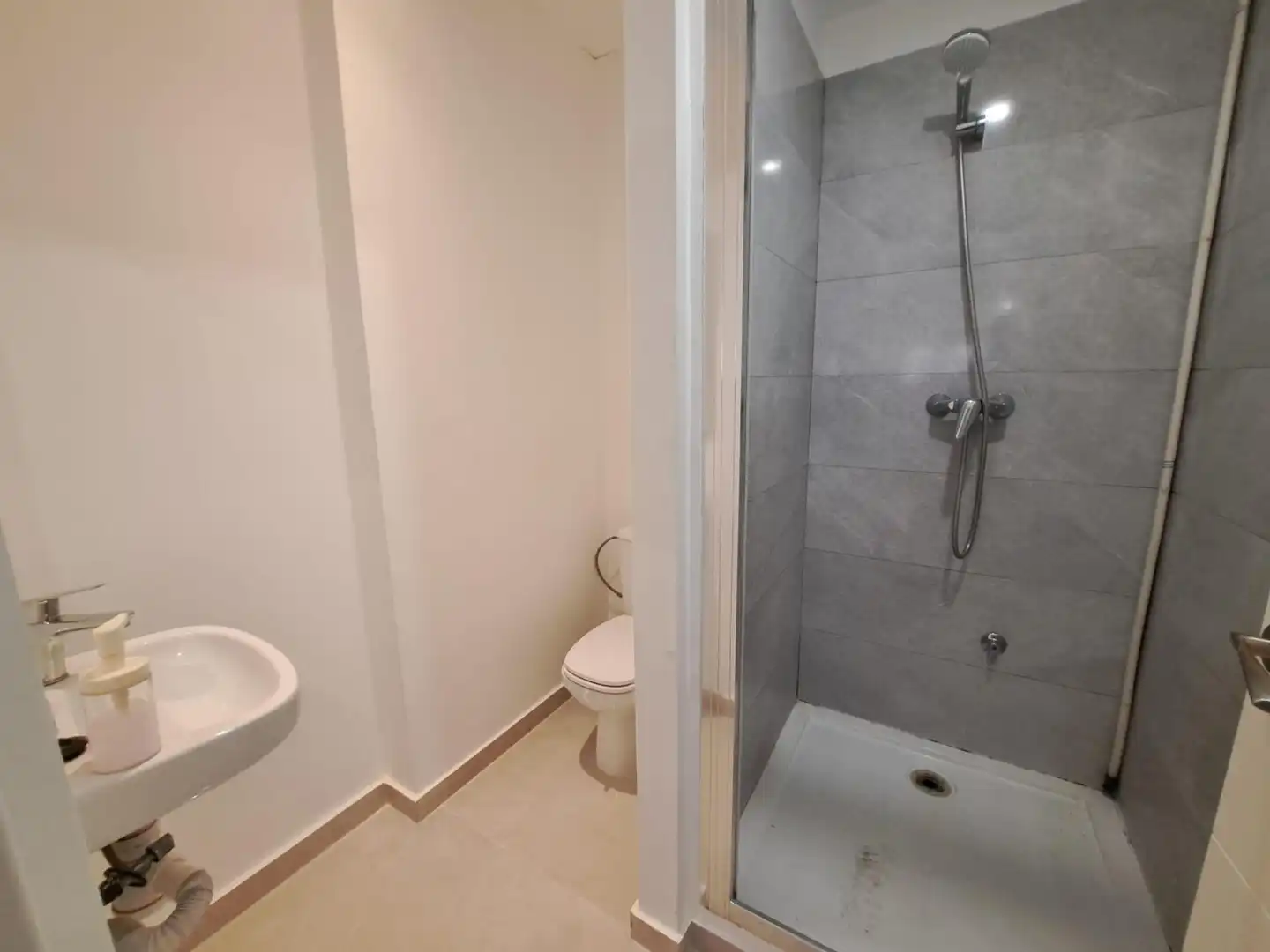 Baño de Local de alquiler en Alzira con Aire acondicionado