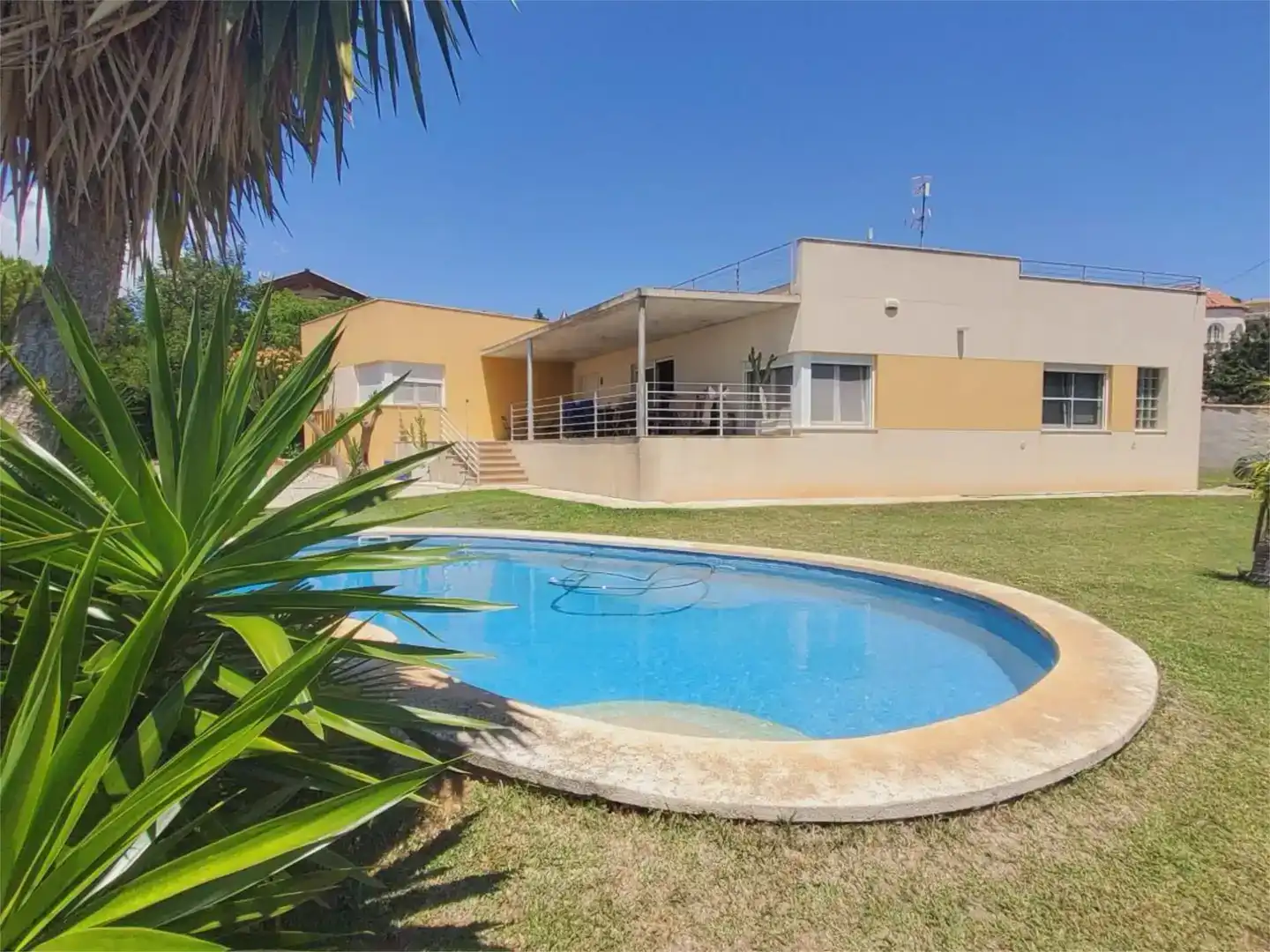 Exterior view of Houses for sale in Vinaròs  with Air Conditioner, Private garden and Storage room