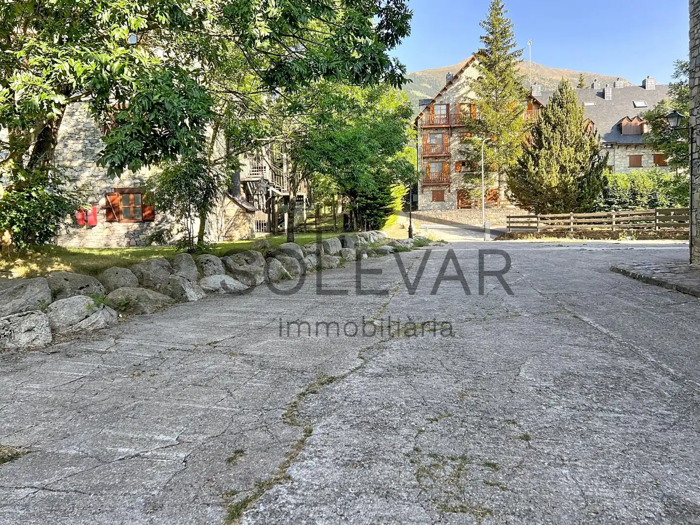 Vista exterior de Pis en venda en La Vall de Boí amb Jardí privat, Parquet i Piscina