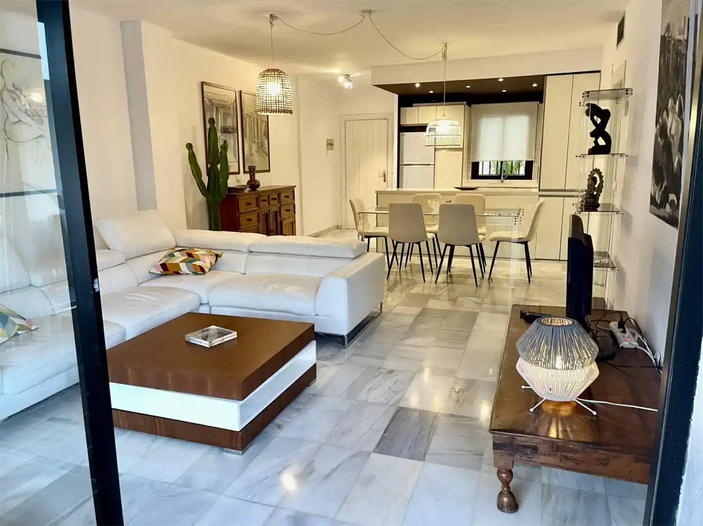 Wohnzimmer von Erdgeschoss zur Miete in Marbella mit Klimaanlage und Schwimmbad