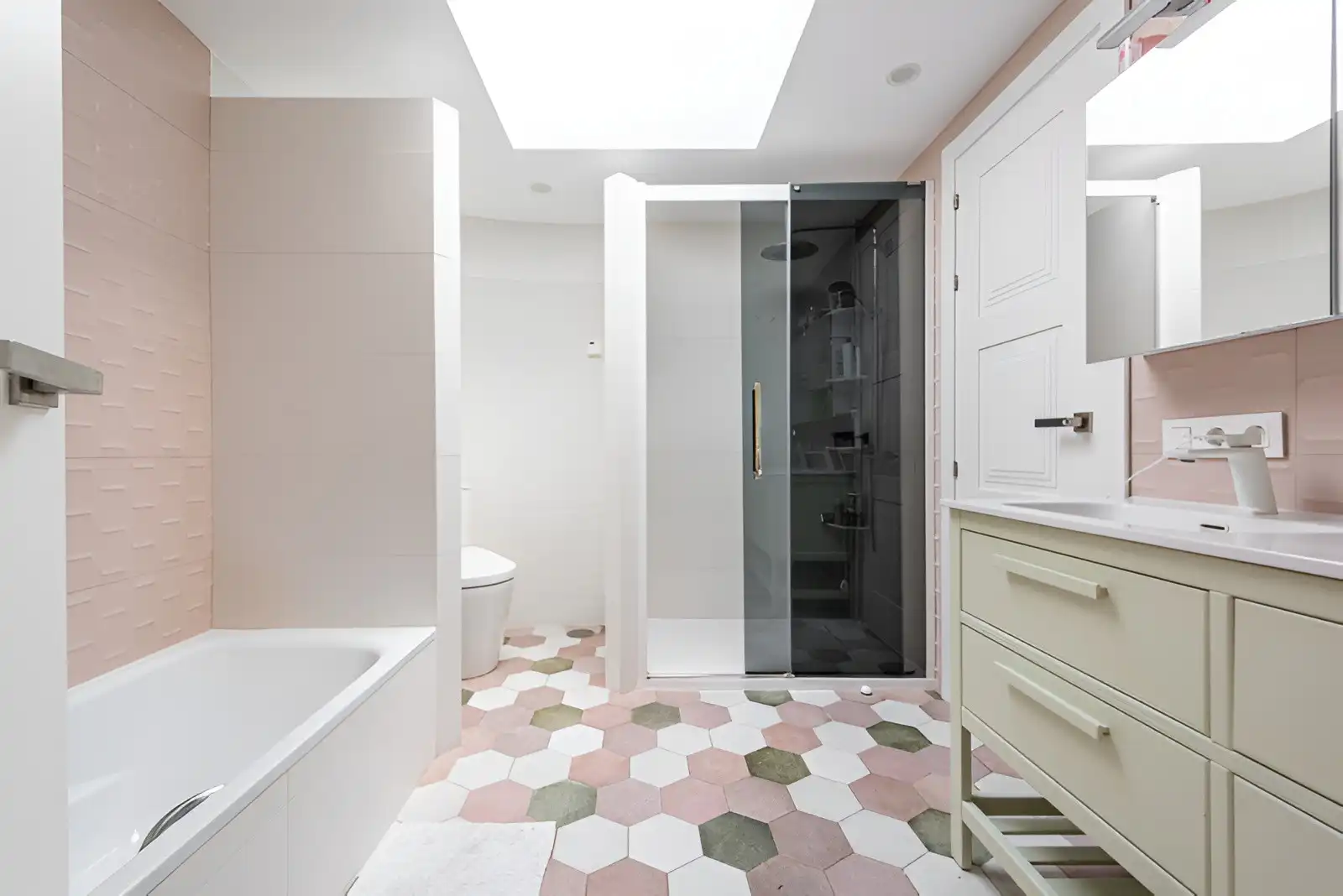 Bathroom of Houses for sale in Marbella  with Air Conditioner, Private garden and Terrace