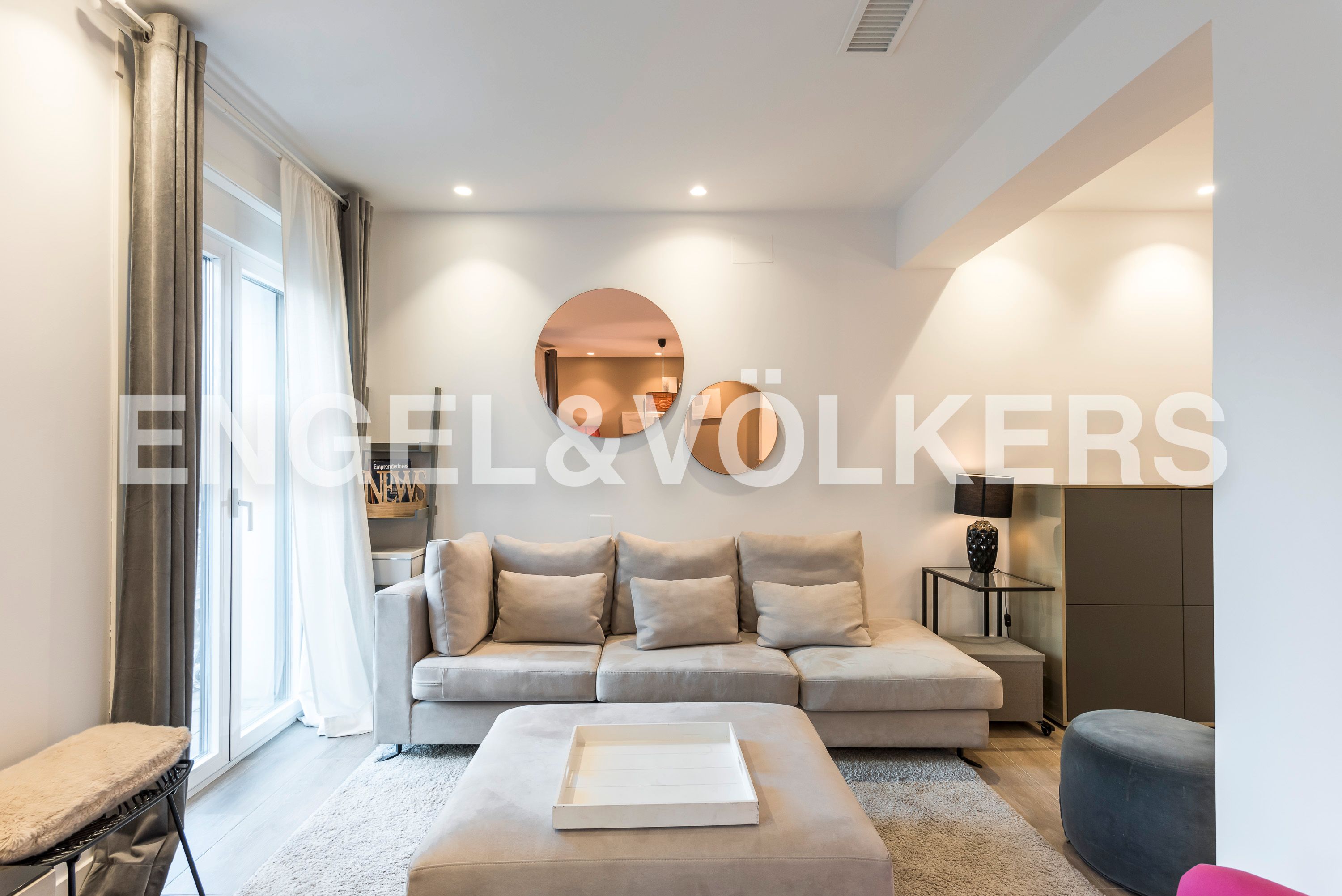 Sala d'estar de Apartament de lloguer en  Madrid Capital amb Aire condicionat, Calefacció i Moblat