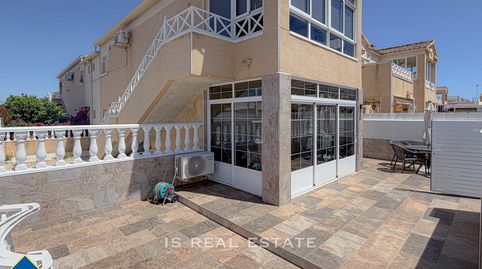 Bungalow reformado con piscina comunitaria, en la provincia de Alicante, en la localidad de Torrevieja, en el barrio de Playa del