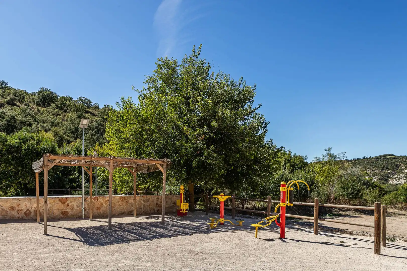 Parkplatz von Einfamilien-Reihenhaus zum Verkauf in Olmeda de las Fuentes mit Heizung und Terrasse