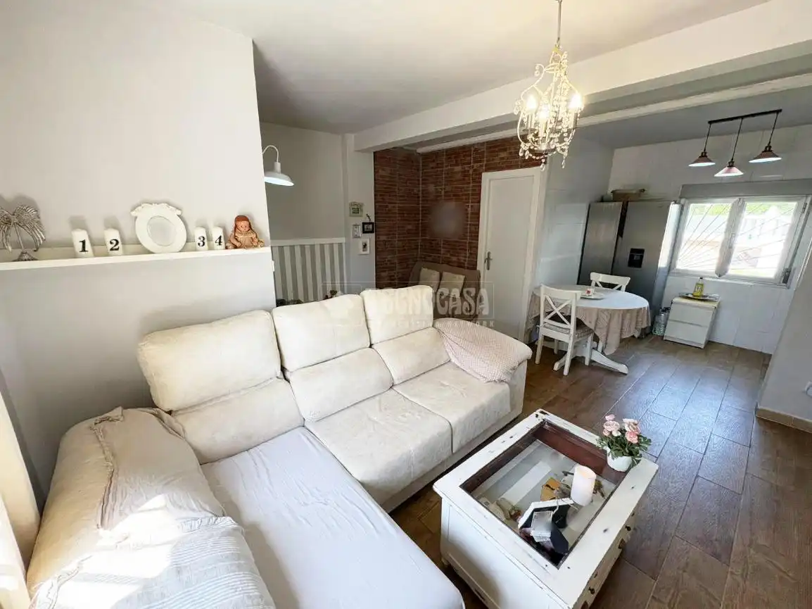 Sala d'estar de Casa o xalet en venda en Zaragoza amb Aire condicionat i Piscina