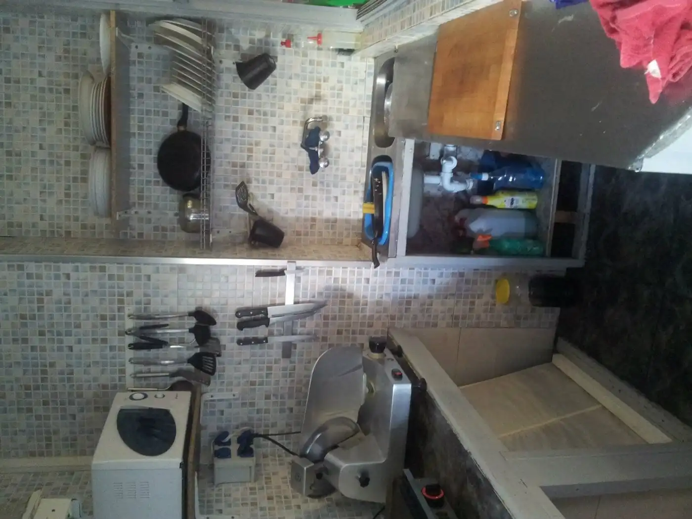 Cuina de Local de lloguer en Badalona amb Aire condicionat i Moblat