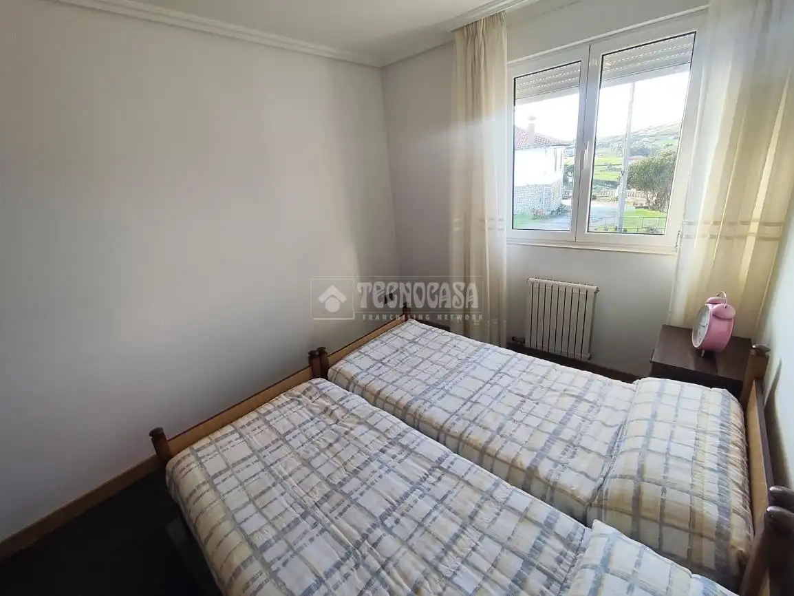 Habitación de Casa adosada en venta en Suances con Calefacción, Jardín privado y Trastero