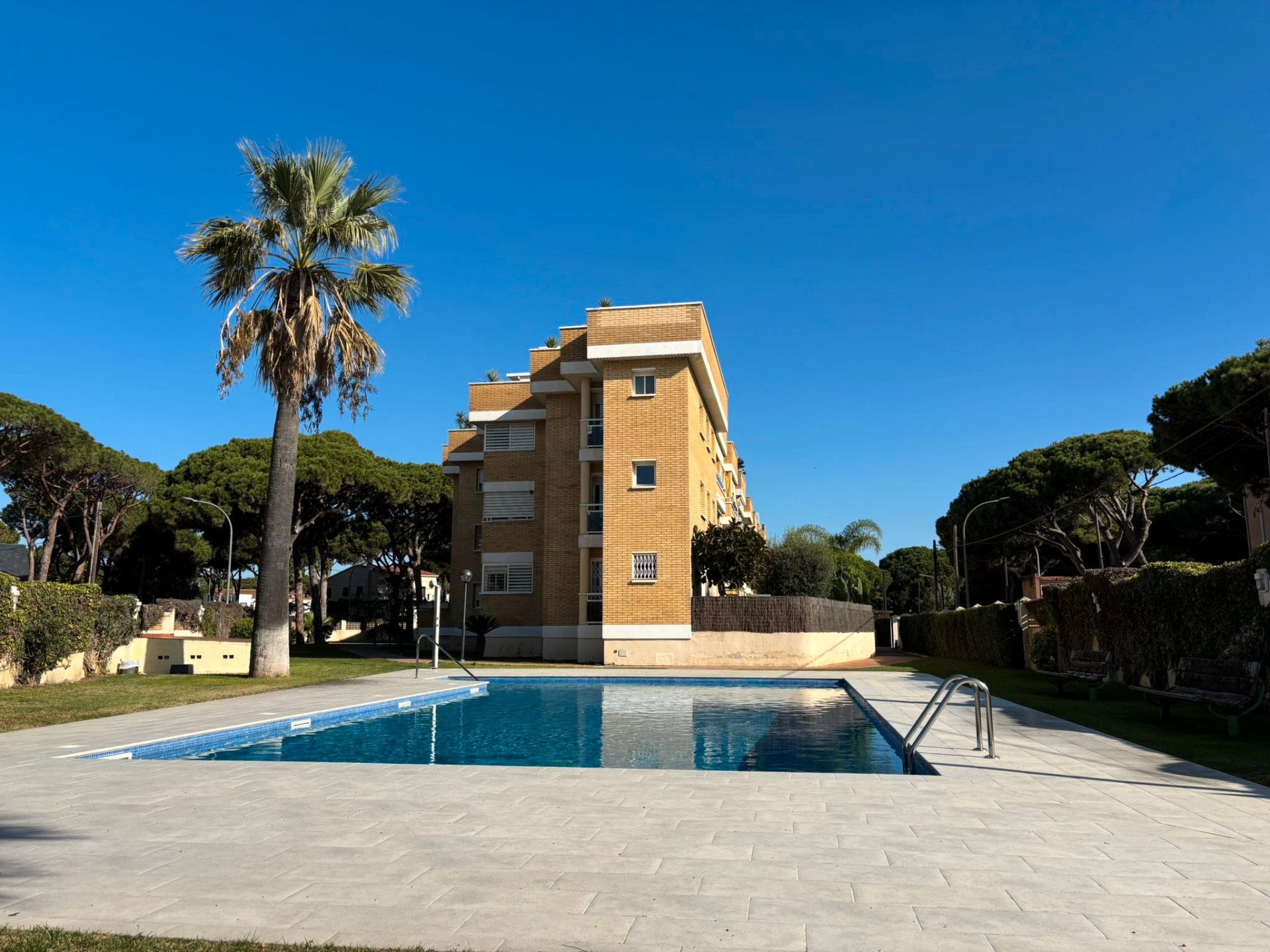 Piscina de Pis de lloguer en Castelldefels amb Aire condicionat, Calefacció i Jardí privat