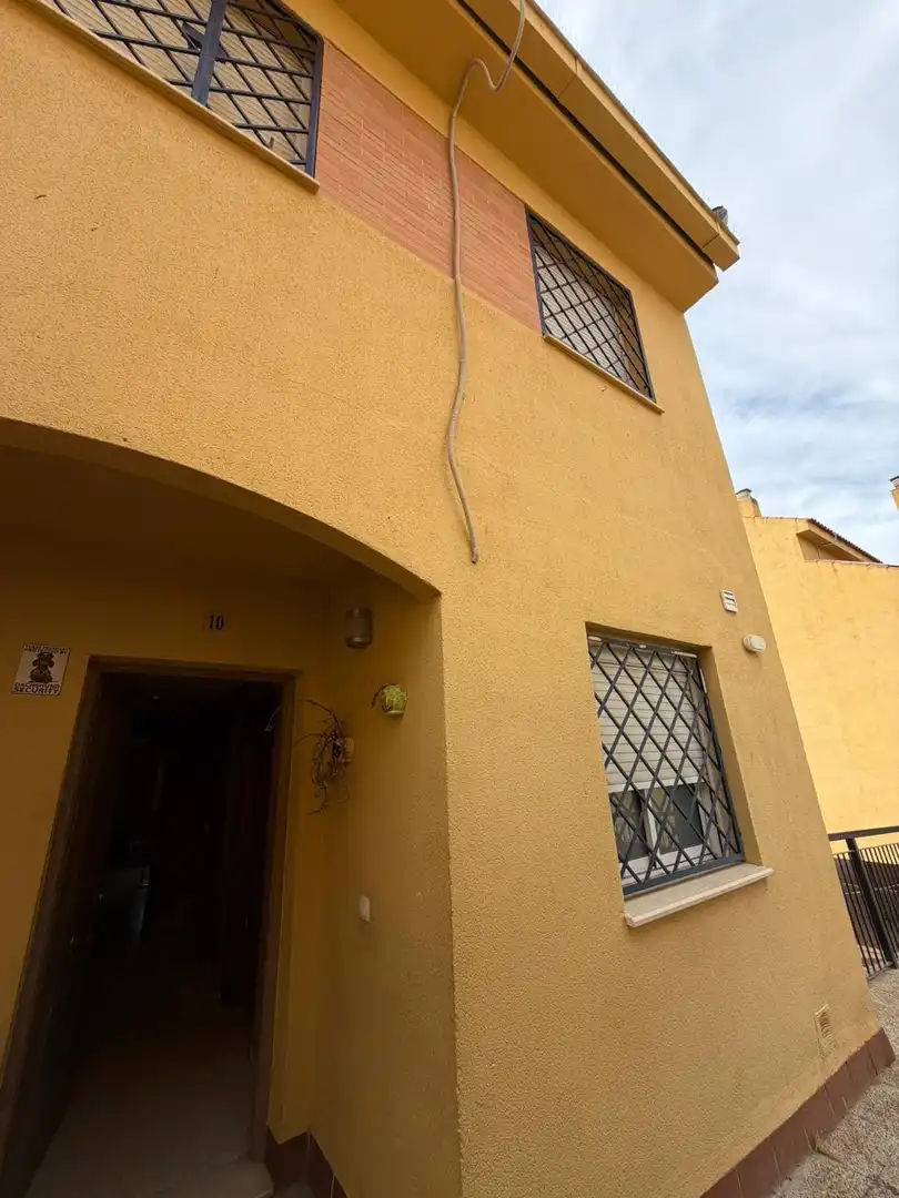 Vista exterior de Casa adosada en venda en Alcalá de Guadaira