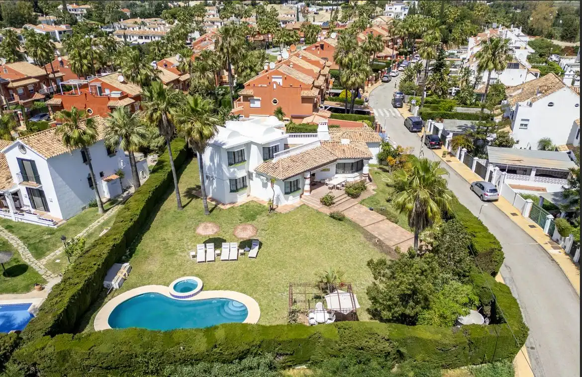 Vista exterior de Casa o chalet de alquiler en Estepona con Aire acondicionado, Terraza y Amueblado