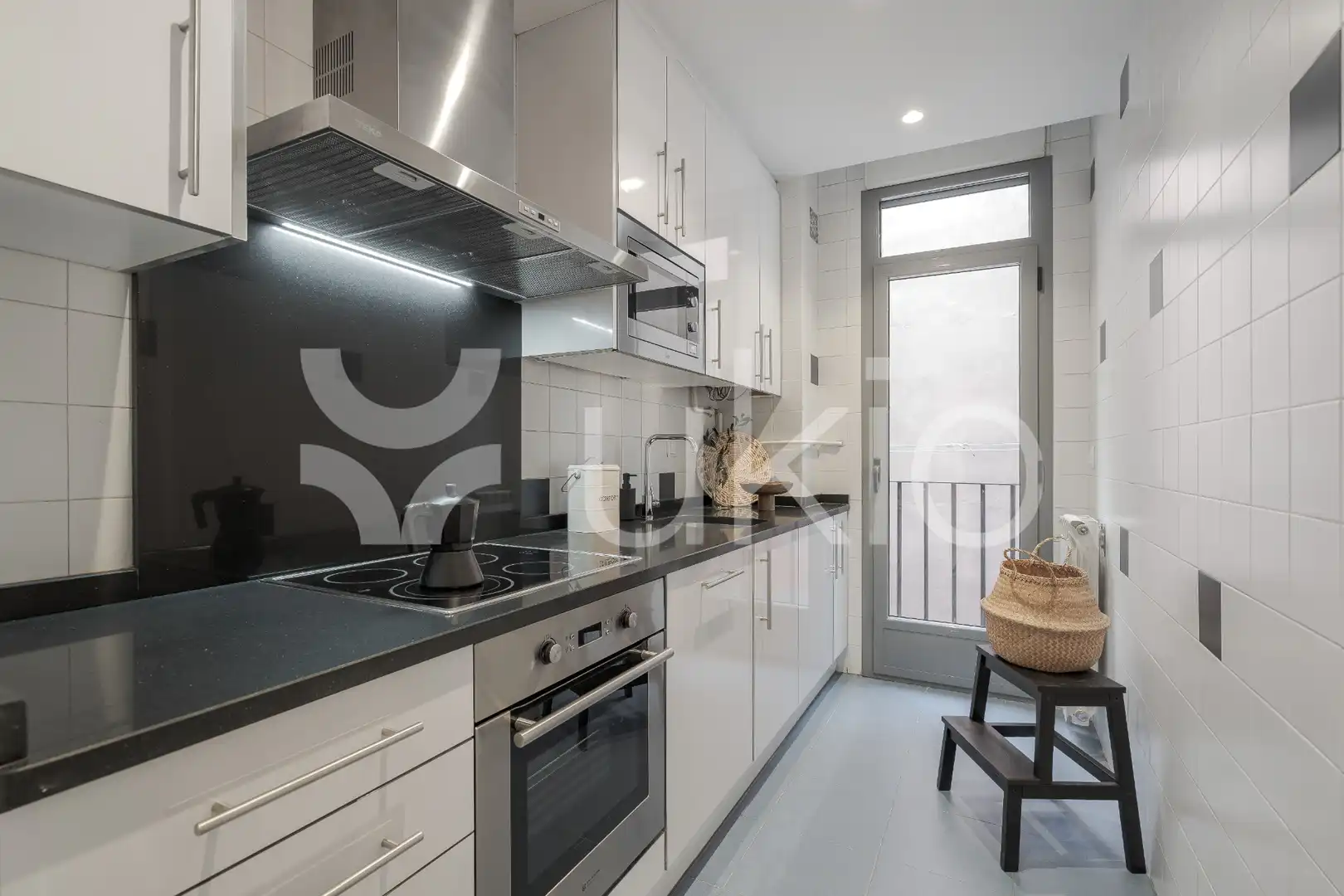 Cuina de Apartament de lloguer en Madrid amb Aire condicionat, Calefacció i Moblat