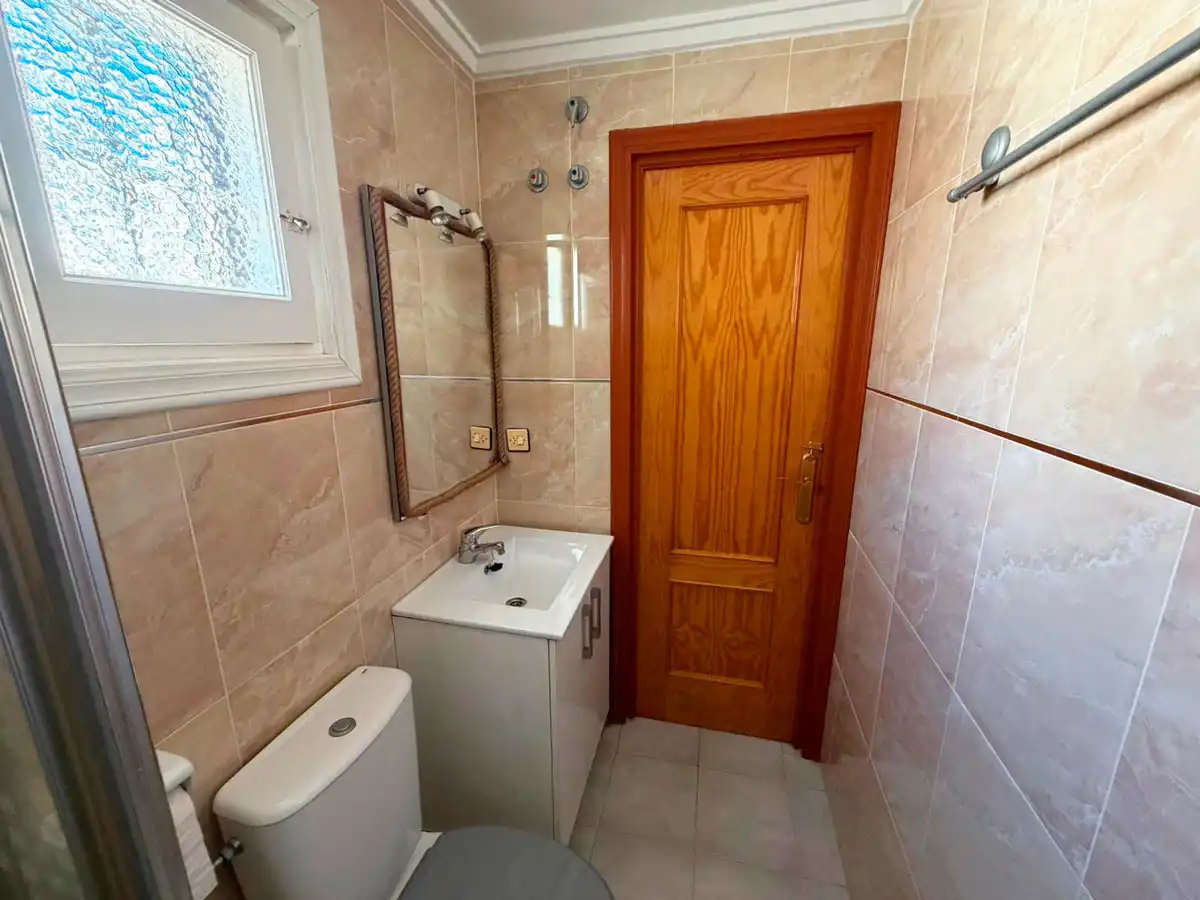 Baño de Piso en venta en Torrevieja con Terraza, Amueblado y Horno